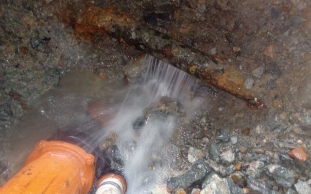 外网管道漏水.jpg